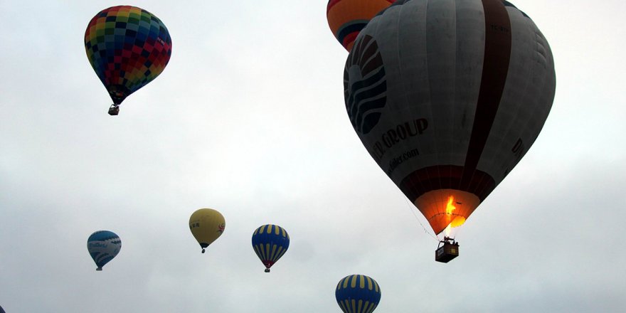 Kapadokya’da gökyüzü balonlarla buluştu