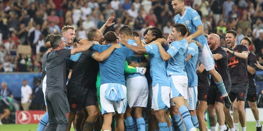 Son 3 yılın Premier Lig şampiyonu Manchester City, liderlik koltuğuna oturdu