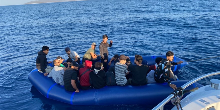 Aydın açıklarında geri itilen 62 düzensiz göçmen kurtarıldı