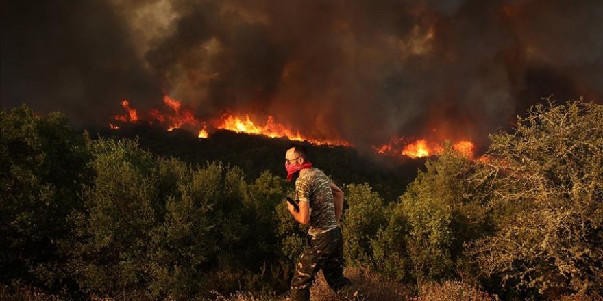 Yunanistan'daki yangınların 13'üncü gününde havadan müdahalede zorluk yaşanıyor