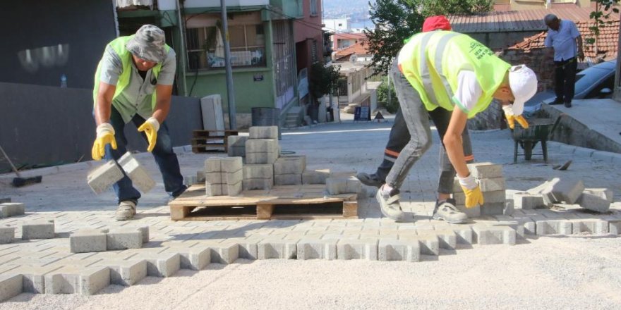 Bayraklı'da 24 mahalleye 43 bin metrekare kilit parke