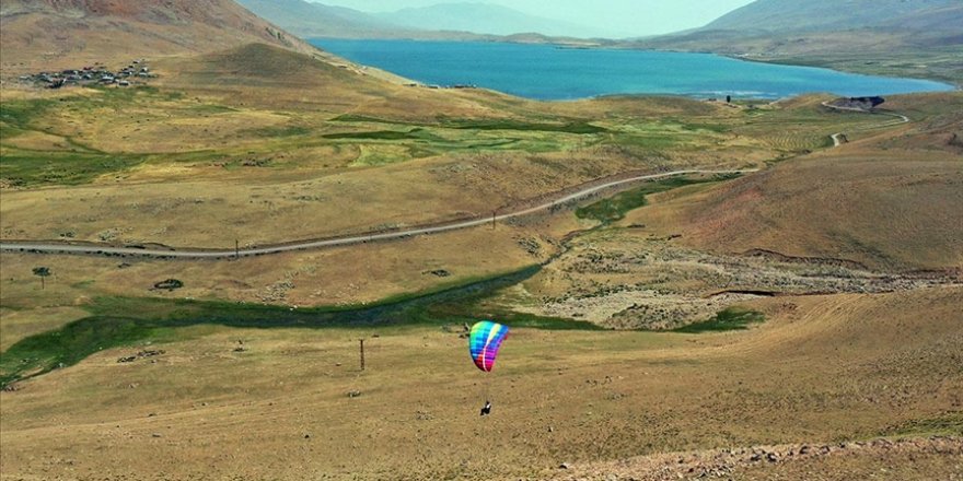 Ağrı'daki Balık Gölü ve çevresi yamaç paraşütü tutkunlarını ağırladı