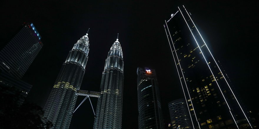 Malezya’da “Dünya Saati” etkinliği için ışıklar söndürüldü