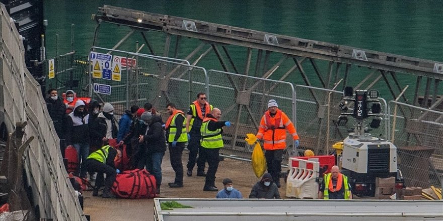 İngiltere'ye 2 Eylül'de giren düzensiz göçmenlerin sayısı 24 gün sonra yeniden rekor kırdı