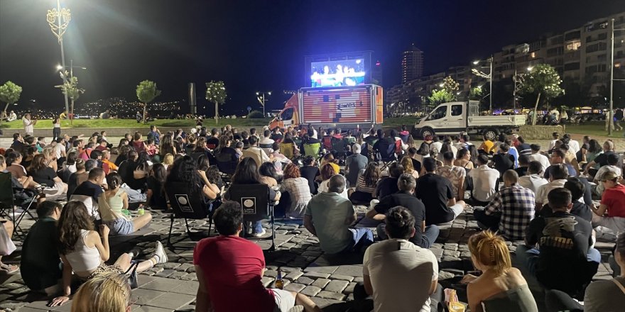 İzmir'de vatandaşlar Türkiye-Sırbistan final maçını meydana kurulan ekranda izledi