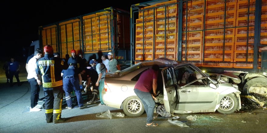 Manisa'da tavuk yüklü tır ile otomobilin çarpışması sonucu 5 kişi yaralandı