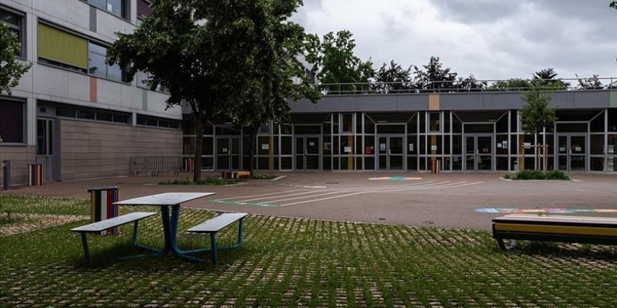 Fransa'da Danıştay'a taşınan okullarda "abaya" yasağının ilk duruşması bugün görülecek