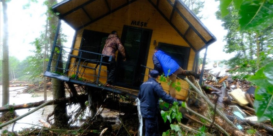 Kırklareli'nde taşkın nedeniyle ormanda mahsur kalan 2 kişi kurtarıldı