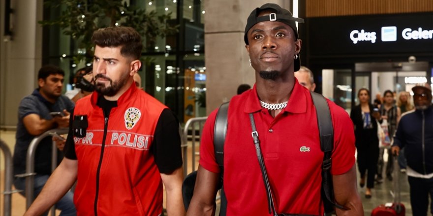 Beşiktaş'ın yeni transferi Eric Bailly, İstanbul'a geldi