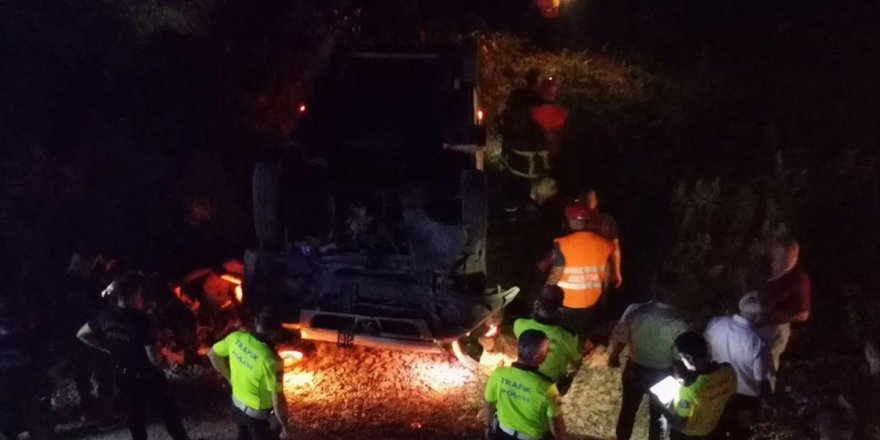 Manisa'da işçileri taşıyan servisin devrilmesi sonucu 11 kişi yaralandı