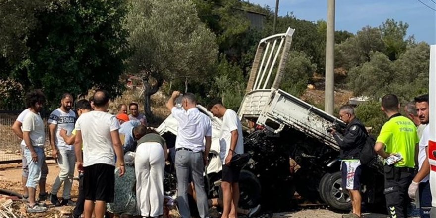 Bodrum'da su kanalına çarpan kamyonetteki yolcu öldü