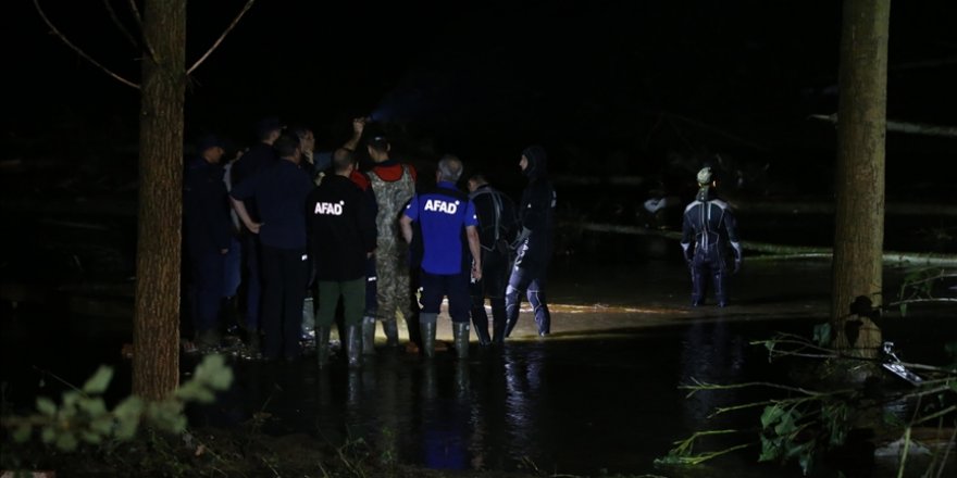Kırklareli'ndeki selde kaybolan 4 kişiyi arama kurtarma çalışmaları sürüyor