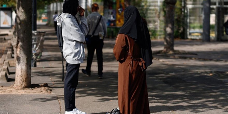 Fransa'da Danıştay okullarda uzun elbise yasağını onayladı