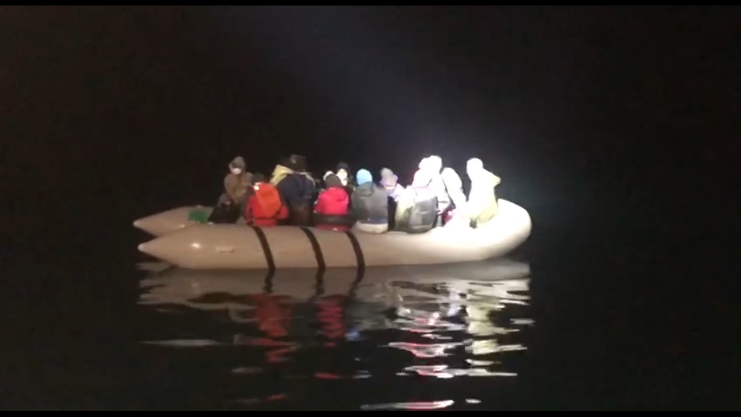 Kuşadası Körfezi’nde Yunanlıların geri ittiği 16 göçmen kurtarıldı