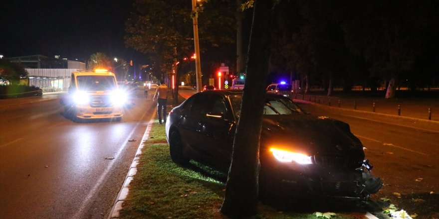 İzmir'de otomobil ile çarpışan motosikletteki kurye hayatını kaybetti