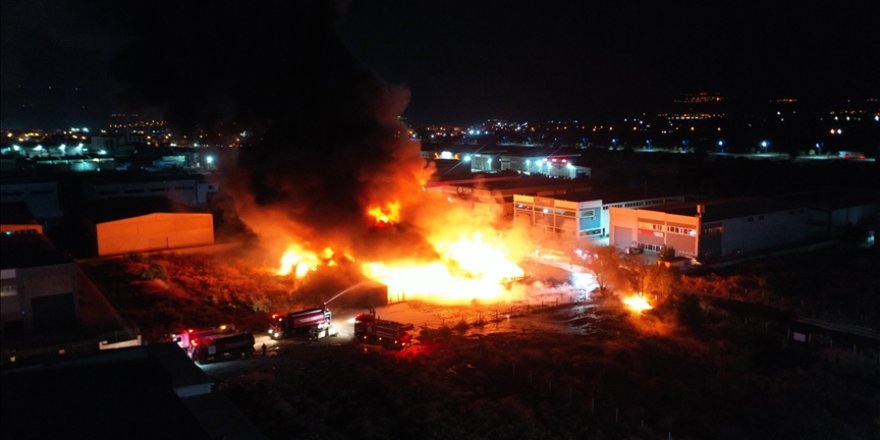 Manisa'da geri dönüşüm fabrikasında çıkan yangın kontrol altına alındı