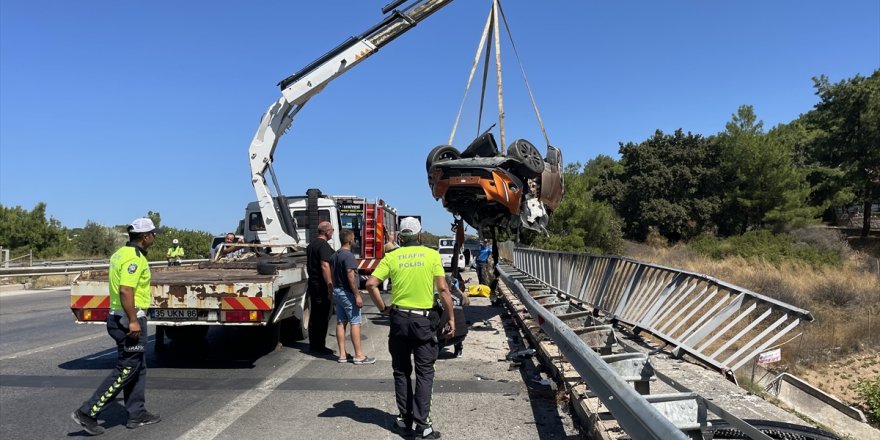 İzmir'de iki otomobile çarparak takla atan otomobilin sürücüsü öldü