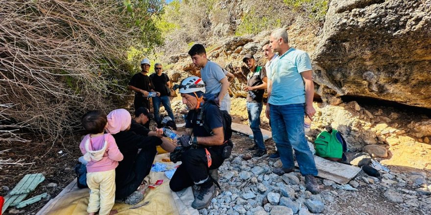 Datça'da bırakıldıkları dağlık alanda mahsur kalan 14 düzensiz göçmen kurtarıldı