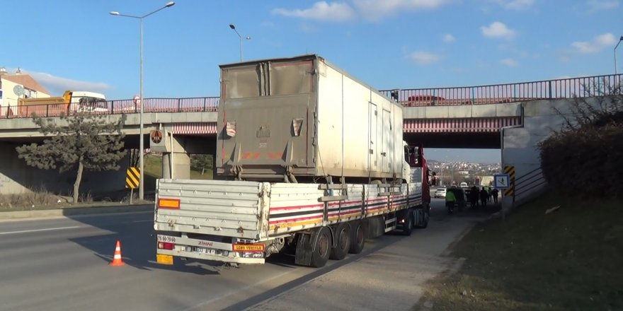 Alt geçide sığmayan tır kazaya sebebiyet verdi