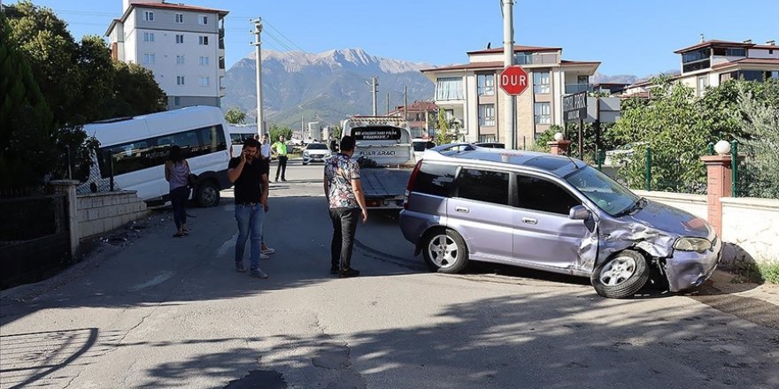 Denizli'de okul servisi ile otomobilin çarpışması sonucu 14 kişi yaralandı
