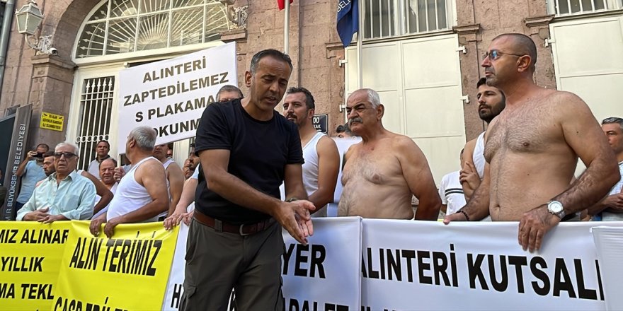 İzmir'de "S plaka" mağdurlarından "yarı çıplak" eylem