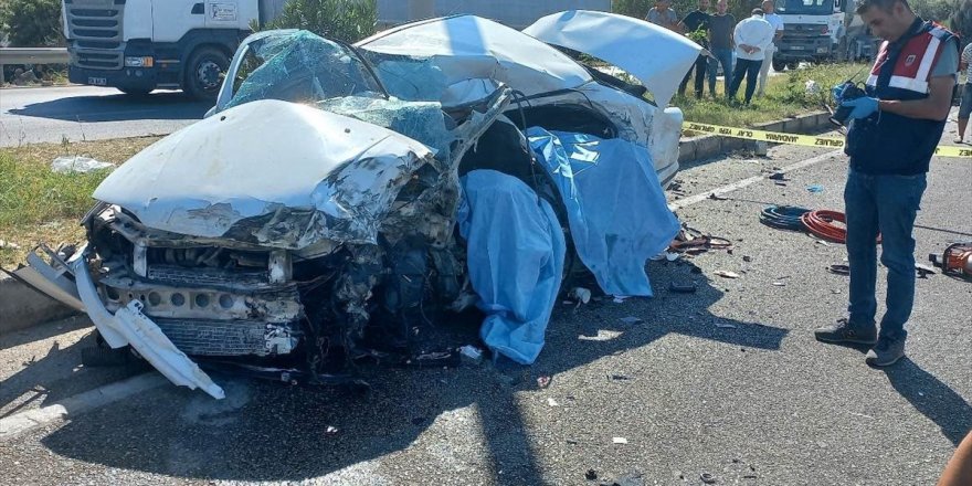 Manisa'da tırla çarpışan otomobildeki 2 kişi öldü, 1 kişi yaralandı