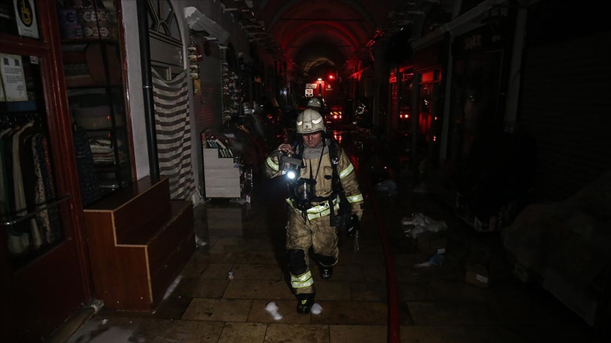 İstanbul'da Kapalıçarşı'nın çatısında çıkan yangın söndürüldü