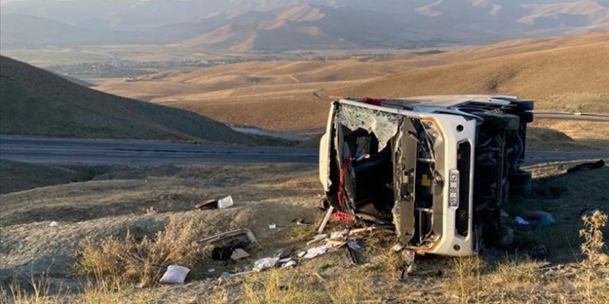 Van'da otobüsün şarampole devrilmesi sonucu 5 düzensiz göçmen hayatını kaybetti