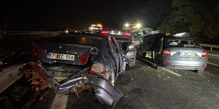 Anadolu Otoyolu'nda 11 aracın karıştığı zincirleme kazada 6 kişi yaralandı