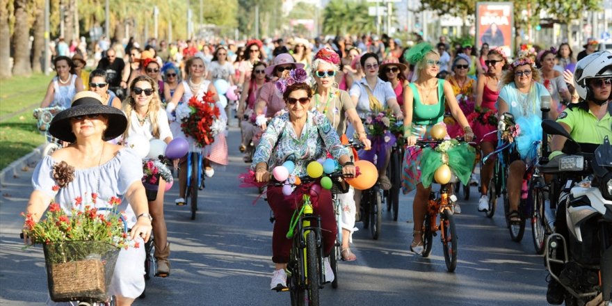 İzmir'de "Süslü Kadınlar Bisiklet Turu" gerçekleştirildi