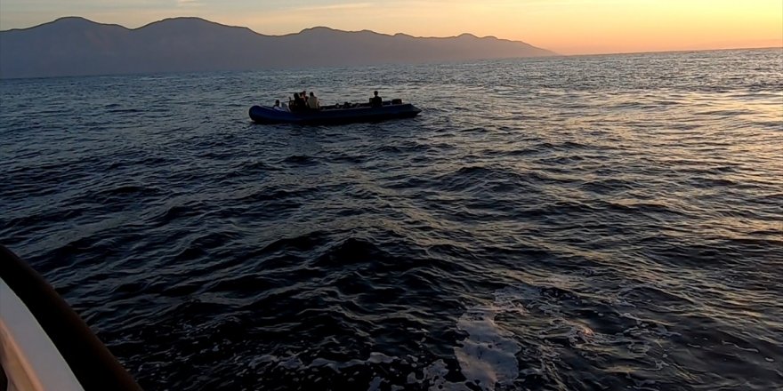 Aydın açıklarında sürüklenen bottaki 24 düzensiz göçmen kurtarıldı