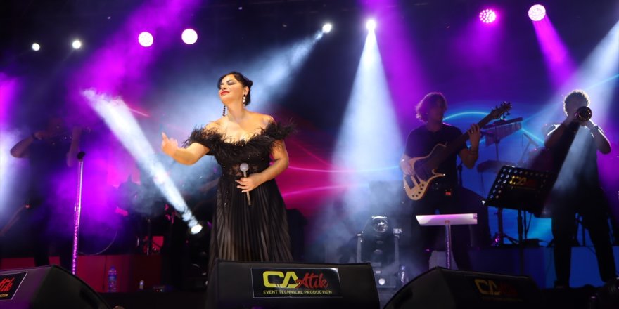 Manisa'da "Beşibiryerde Turizm ve Sanat Festivali"nde şarkıcı Zara konser verdi