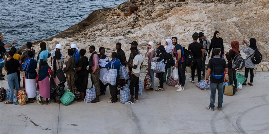 Akdeniz'deki İtalyan adası Lampedusa'ya düzensiz göçmenler gelmeye devam ediyor