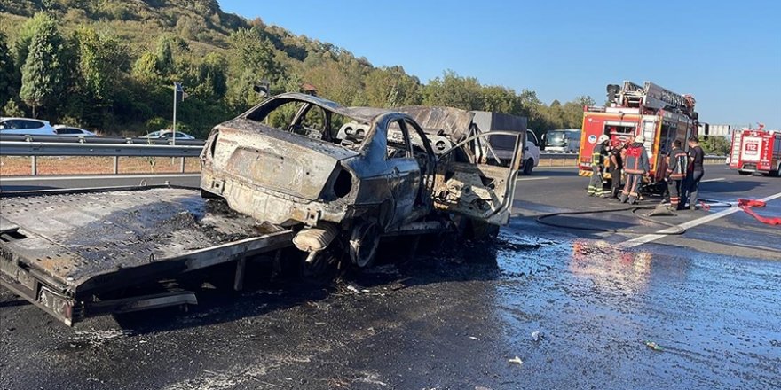 Anadolu Otoyolu'nda tıra çarptıktan sonra yanan çekicinin şoförü öldü