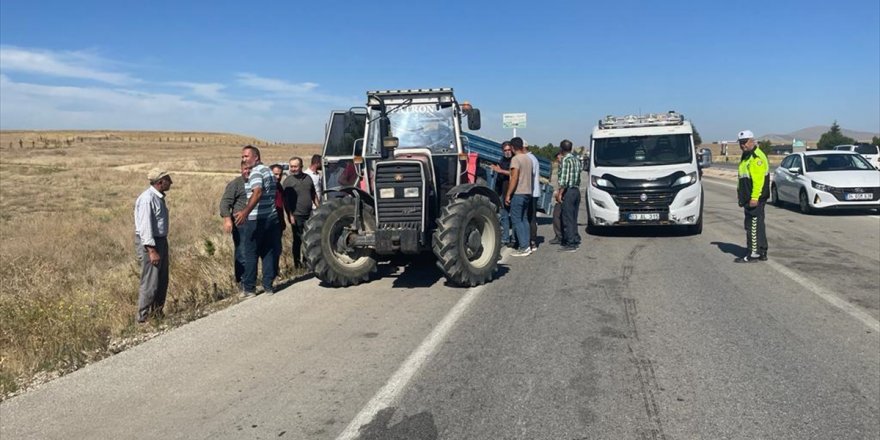 Afyonkarahisar'da otomobil ile traktörün çarpışması sonucu 1 kişi öldü