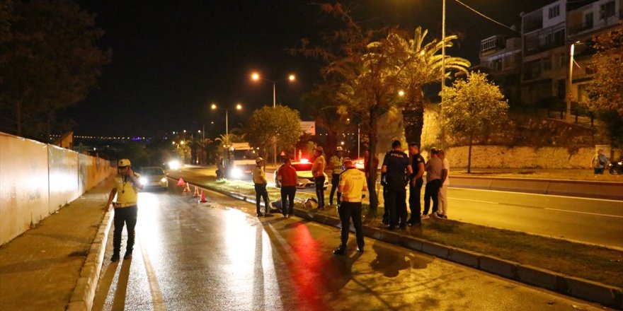 İzmir'de refüje çarpan motosikletteki öğretmen hayatını kaybetti