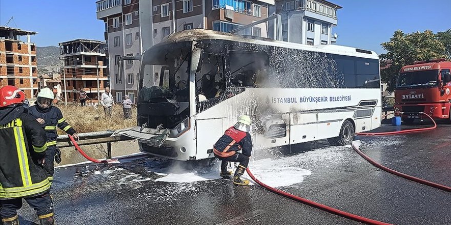 Kastamonu'da seyir halindeki İBB'ye ait yolcu midibüsü yandı