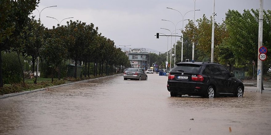 Yunanistan'da bazı bölgelerde kötü hava koşulları nedeniyle sokağa çıkmama uyarısı yapıldı