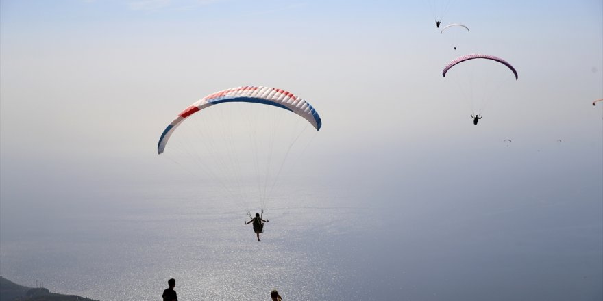Fethiye'de düzenlenen Yamaç Paraşütü Dünya Akro Kupası Süper Finali sürüyor