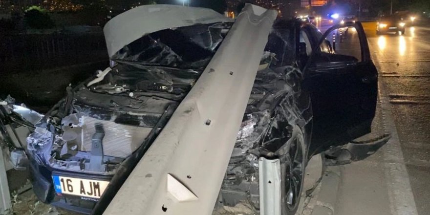 Bursa'da bariyerlere çarptıktan sonra otomobili terk eden sürücü aranıyor
