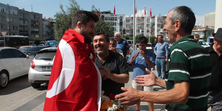 Dünya şampiyonu güreşçi Ali Cengiz, memleketi Akhisar'da davul zurnayla karşılandı