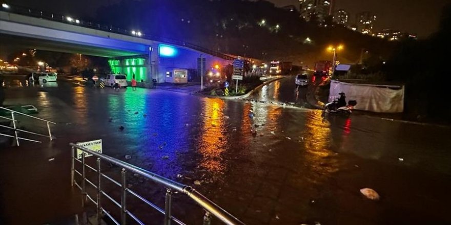 Samsun'da şiddetli yağış hayatı olumsuz etkiledi