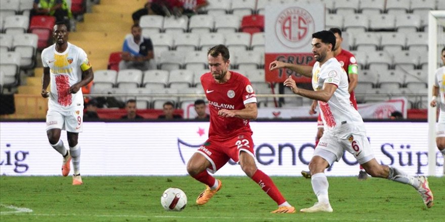 Antalyaspor'un bileği sahasında bükülmüyor