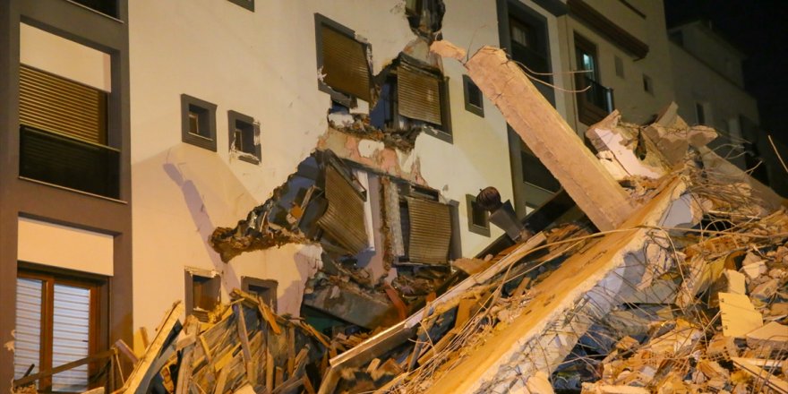 İzmir'de ağır hasarlı bina kontrollü yıkım yapılırken yanındaki binanın üzerine çöktü
