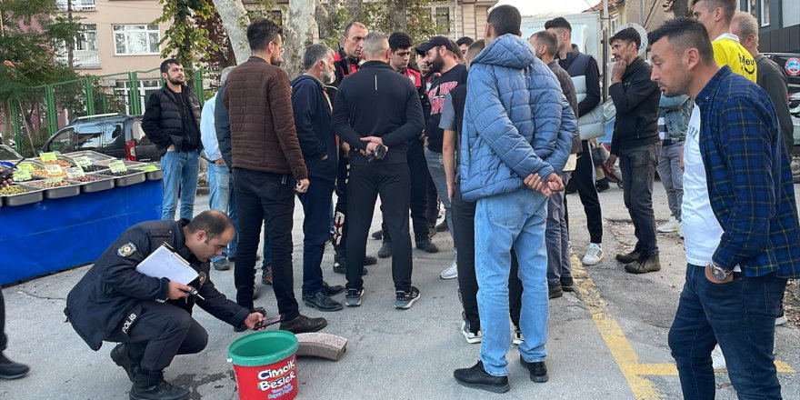 Kütahya'da semt pazarında silahla vurulan 2 esnaf hastaneye kaldırıldı