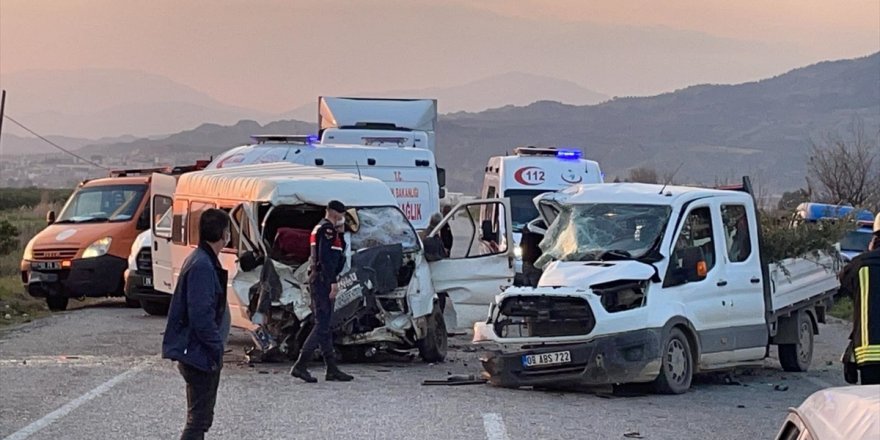 Aydın'da minibüs ile kamyonetin çarpıştığı kazada 4 kişi yaralandı