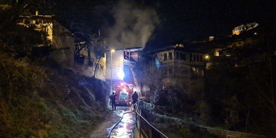 Safranbolu'da iki katlı ahşap evde çıkan yangın tarihi evlere sıçramadan söndürüldü