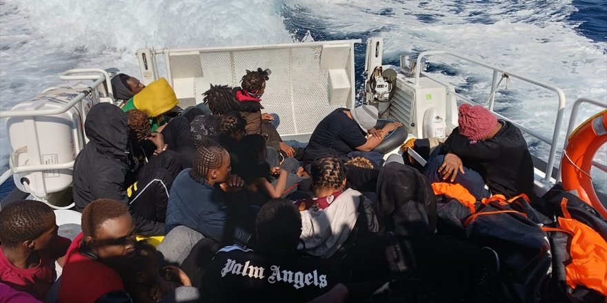İzmir açıklarında 152 düzensiz göçmen yakalandı, 46 düzensiz göçmen kurtarıldı