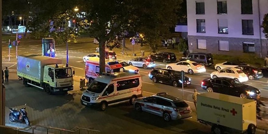 Almanya'nın Köln kentinde İkinci Dünya Savaşı'ndan kalan patlamamış bomba imha edildi