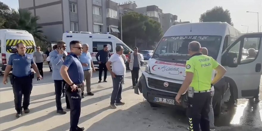 Aydın'da öğrenci servis araçlarının çarpışması sonucu 14 kişi yaralandı